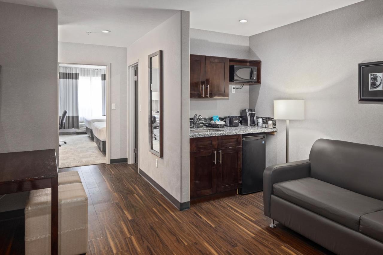 Home Inn & Suites Regina Airport Exterior photo
