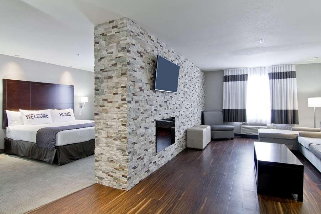 Home Inn & Suites Regina Airport Exterior photo