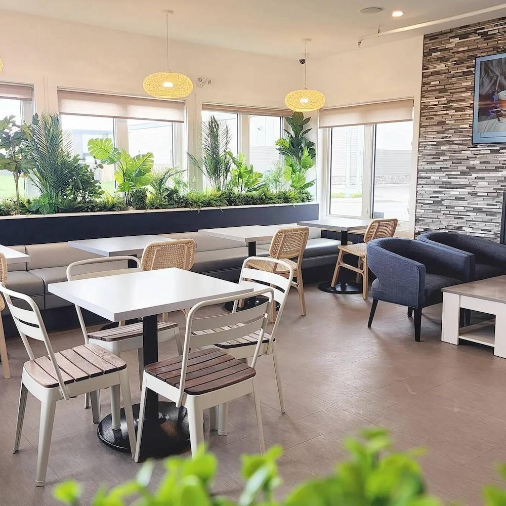 Home Inn & Suites Regina Airport Exterior photo
